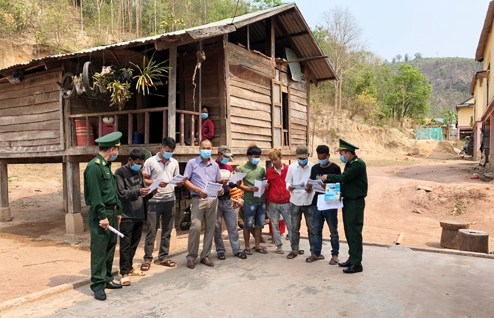 Đồn Biên phòng CKQT Lao Bảo, BĐBP Quảng Trị phát tờ rơi tuyên truyền phòng, chống dịch Covid-19 tại bản Ka Tăng, thị trấn Lao Bảo, huyện Hướng Hóa, Quảng Trị. Ảnh: Thừa Văn.
